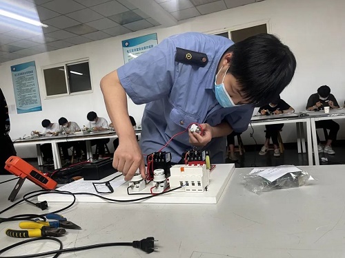 石家庄铁路职业高级技工学校实训课